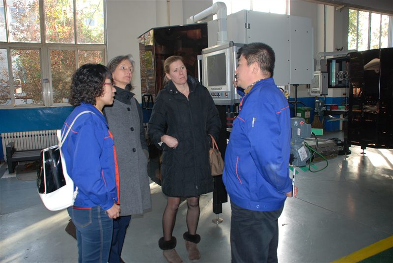 4 合規官溫妮莎女士和馬琳女士參觀企業.JPG