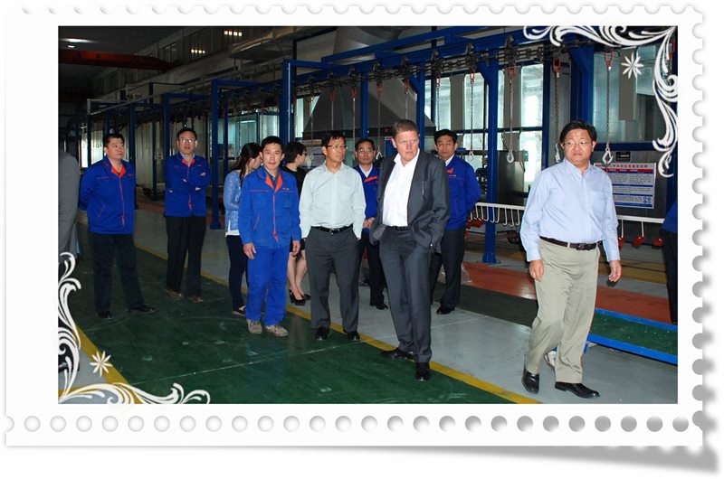 1 高管視察噴漆生產線.jpg