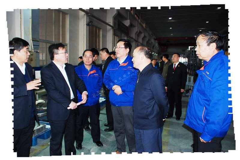 3 山東三金:省環(huán)保督查組視察公司噴漆線 (2).jpg